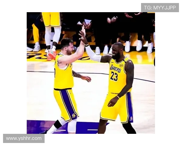 詹姆斯带领湖人迎战勇士季后赛前瞻分析 球迷热议关键对决与战略布局