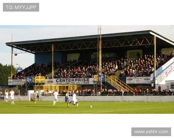 足球联赛新动态：梅西重返欧洲赛场引关注 C罗续约消息引发热议